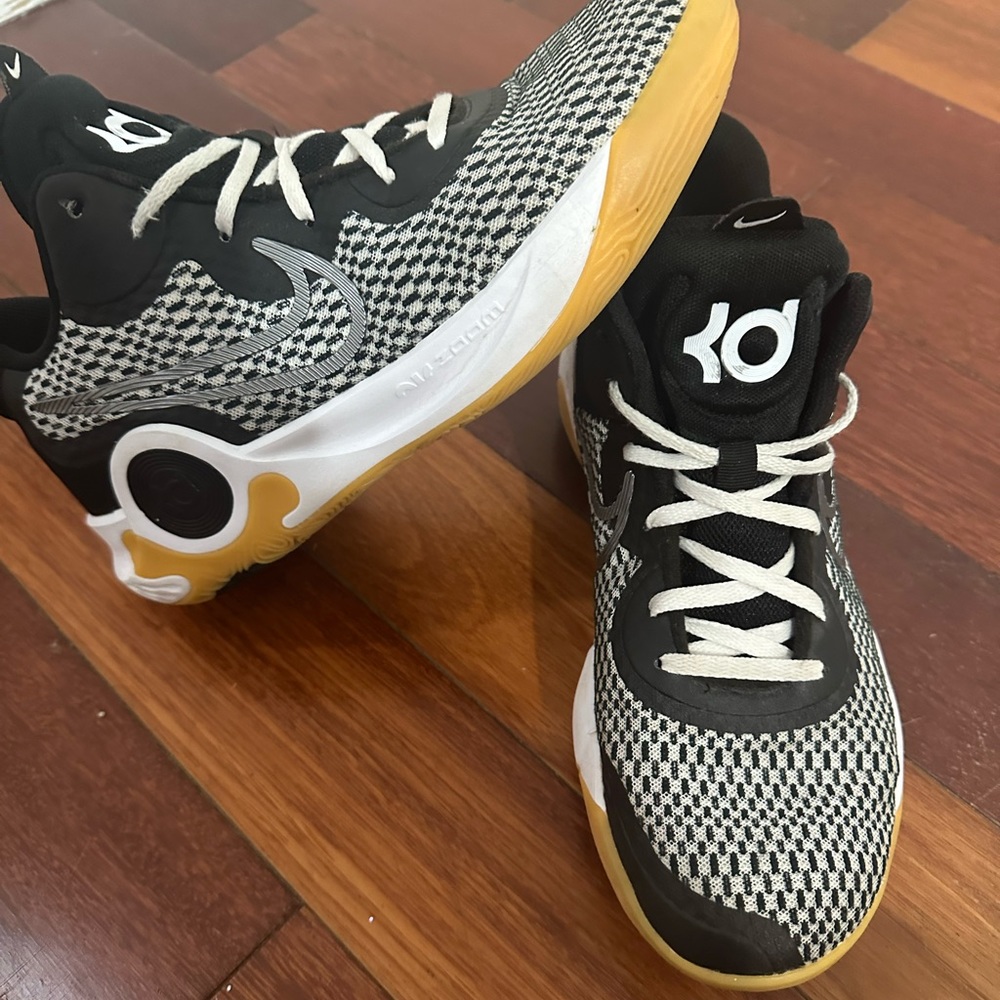 Men’s black and white Nike KD sneakers size 9 .5